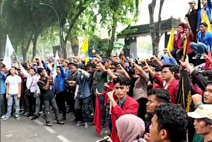 Aksi massa menolak tunjangan DPR di depan gedung DPRD Sumut, Medan, (25/8). (X@fajarmanfajarman)